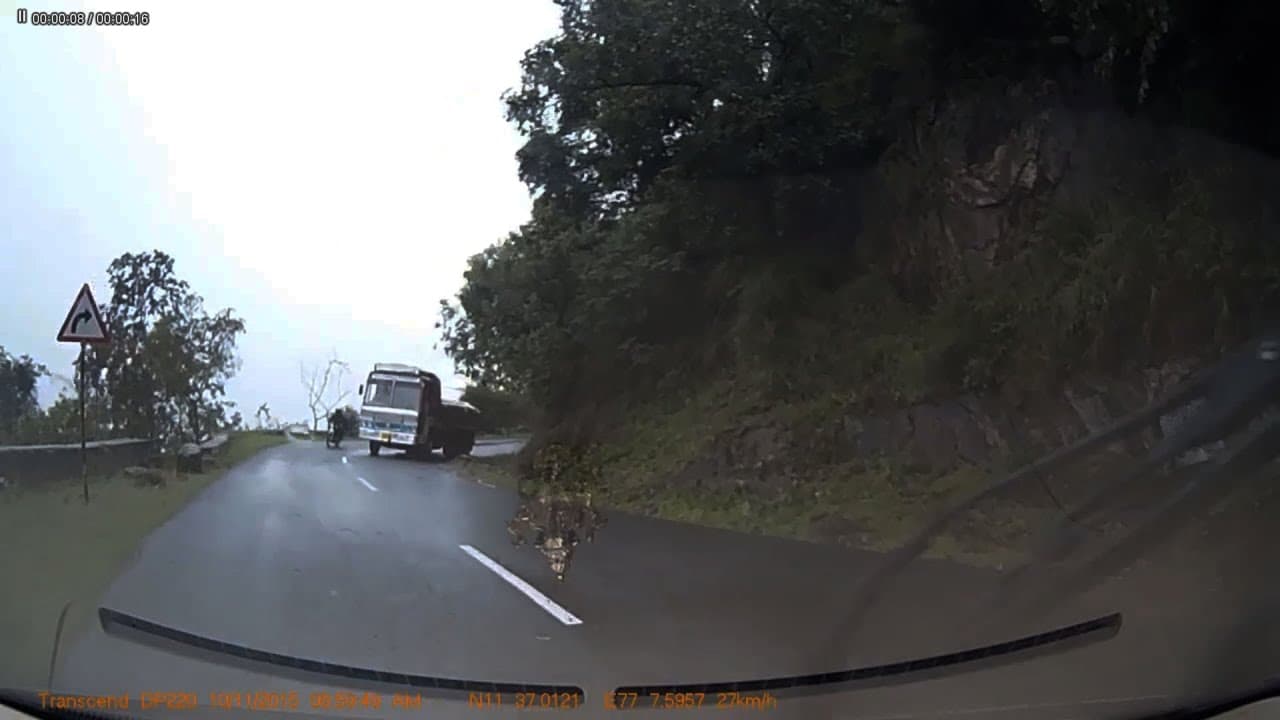 Motorcyclist almost got hit while overtaking in a dangerous mountain pass road